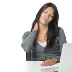 Frau mit Nackenschmerzen im Büro